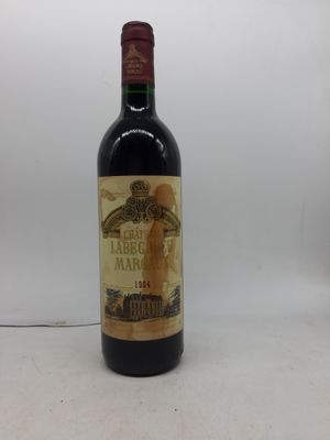 une bouteille de vin posée sur une table