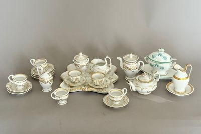 une table sur laquelle sont disposées de nombreuses tasses à thé et à café avec leurs soucoupes