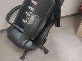 une chaise de bureau noire placée devant une fenêtre