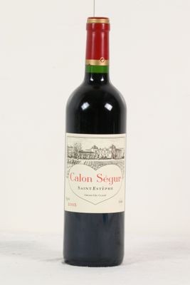 une bouteille de vin posée sur une table