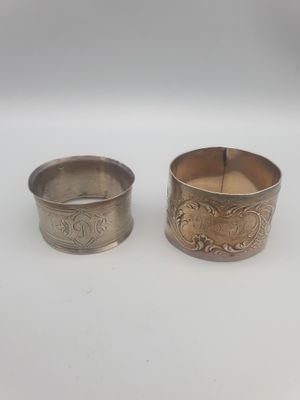 paire de ronds de serviette anciens en argent