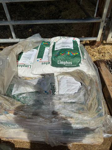 Aliment minéral bovins LIMPHOS : 5 sacs de 25 kgs d’Excel et 12 s