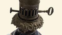 Paire de lampes à pétrole avec fûts galbés en porcelaine à d… (photo 4)