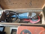 une boîte avec un tas d'outils à l'intérieur