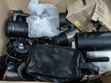 une boîte remplie d'objets divers