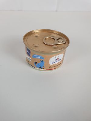 une boîte de nourriture pour chat posée sur une surface blanche