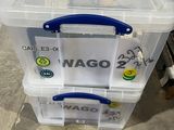 deux boîtes en plastique empilées l'une sur l'autre