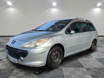 la photo d'une voiture argentée garée dans un garage