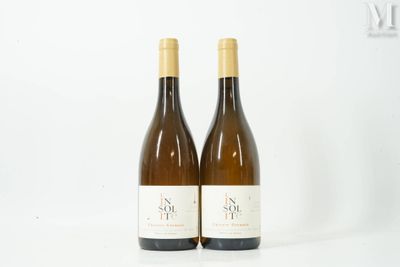 deux bouteilles de vin posées l'une à côté de l'autre sur une surface blanche