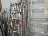 plusieurs échelles empilées dans une pièce