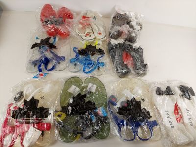 beaucoup de jouets en plastique posés sur une table