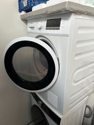un lave-linge et un sèche-linge dans le coin d'une pièce