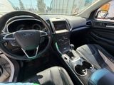 l'intérieur d'une voiture avec un volant, un tableau de bord et une planche de bord