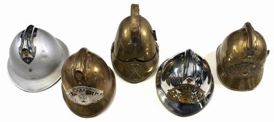 Plusieurs types de casques sont alignés sur une surface blanche