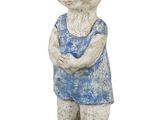 une petite statue représentant un garçon en chemise bleue