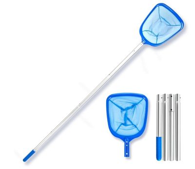 un gros plan sur un filet bleu muni d'une poignée bleue et de quatre pailles