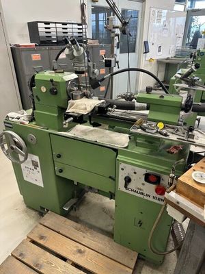 une machine posée sur une palette dans une pièce
