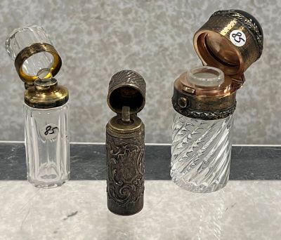trois bouteilles en verre posées les unes à côté des autres sur une table