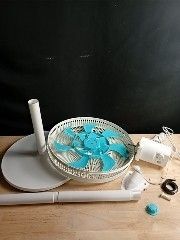 une table sur laquelle se trouvent un bol d'eau et un stylo