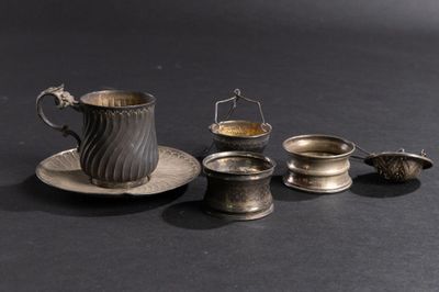 une tasse, une soucoupe et une cuillère posées sur une table