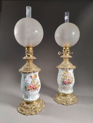 paire de lampes anciennes en porcelaine ornées de fleurs peintes