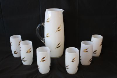 Service en opaline blanc et doré comprenant une carafe et 6 …