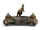 figurine en bronze représentant un kangourou et une tortue, posée sur un socle en marbre