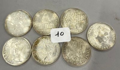 un gros plan sur un tas de pièces de monnaie avec une étiquette de prix