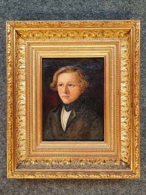 portrait d'un jeune garçon en costume noir et nœud papillon