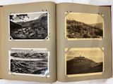 un livre ouvert avec, en arrière-plan, des images de montagnes et d'une ville