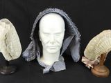 trois chapeaux et un porte-chapeaux sur fond noir