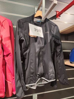 deux vestes suspendues à un portant dans un magasin