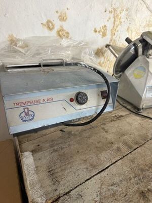 une machine posée sur une table en bois