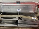 plusieurs casseroles sont empilées les unes sur les autres