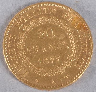 gros plan d'une pièce d'or sur une surface blanche