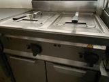 une photo d'une cuisine professionnelle équipée de deux éviers et d'une cuisinière