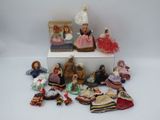 beaucoup de poupées et de figurines posées sur une table