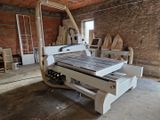une grande machine installée dans une pièce