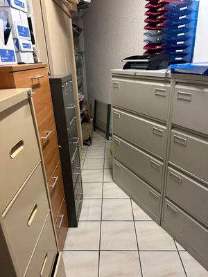 une photo d'une pièce avec de nombreux tiroirs et placards