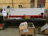 une grande machine qui se trouve dans un entrepôt