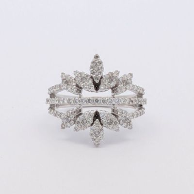 gros plan d'une bague en diamant sur fond blanc