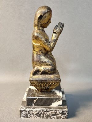 ASIE. Sculpture figurant un orant bouddhiste en bois sculpté…