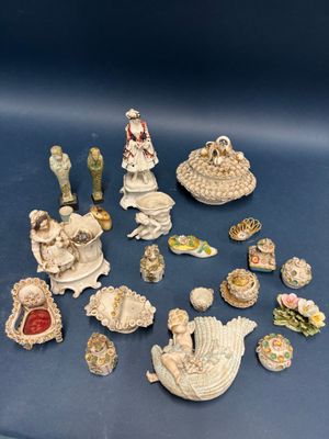 un grand nombre de figurines sur une table