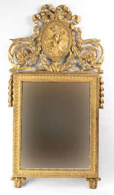 un miroir sculpté avec un cadre doré sur fond blanc