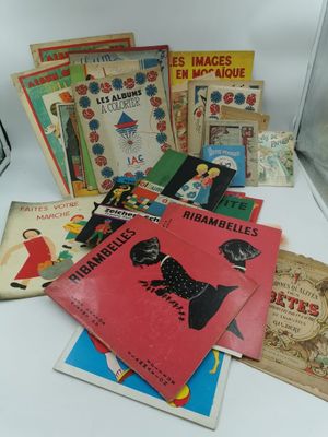une pile de livres posée sur une table, à côté d'une horloge