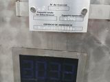 une horloge numérique sur le côté d'un congélateur