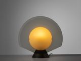 gros plan d'une lampe sur une table à fond blanc