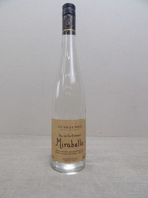 une bouteille de vin posée sur une table