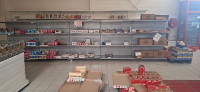 de nombreuses caisses et encore des caisses de nourriture par terre dans un magasin