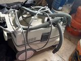 un tas d'appareils électriques posé par terre à côté d'une poubelle